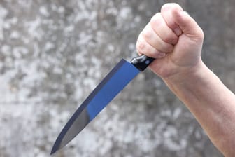 Messerangriff (Symbolbild): In Wunstorf wurde ein Mann am Freitagnachmittag mit einem Messer angegriffen.
