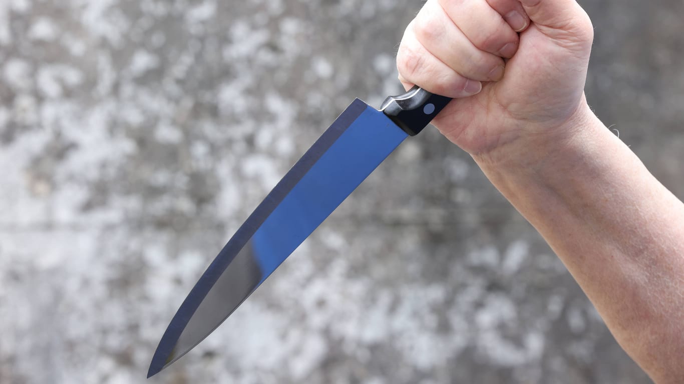 Messerangriff (Symbolbild): In Wunstorf wurde ein Mann am Freitagnachmittag mit einem Messer angegriffen.