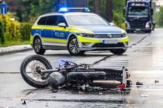 Ein verunglücktes Motorrad liegt auf der Straße (Symbolbild): In Wennigsen ist es zu einem tragischen Unfall gekommen.