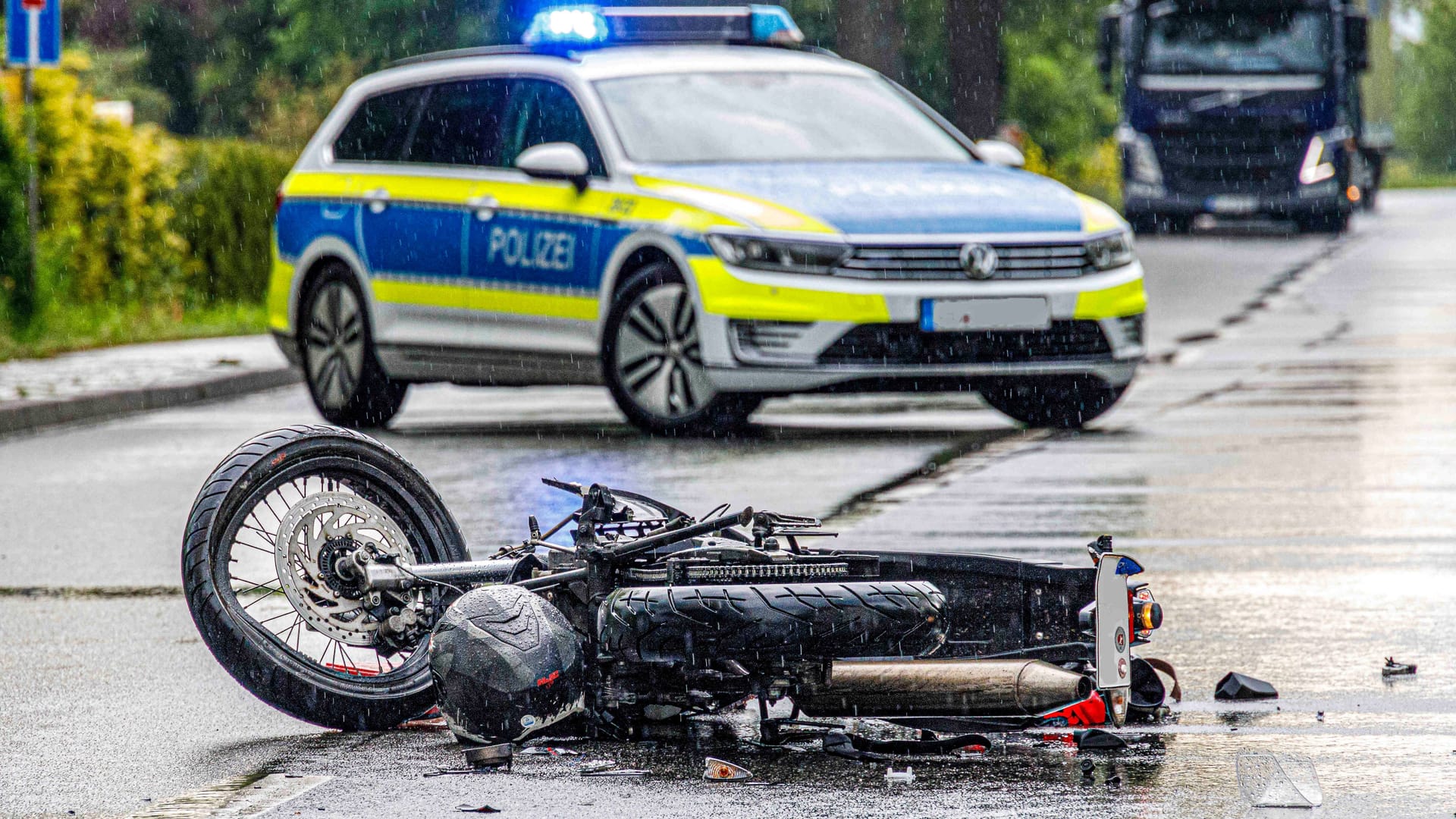 Ein verunglücktes Motorrad liegt auf der Straße (Symbolbild): In Wennigsen ist es zu einem tragischen Unfall gekommen. Ein verunglücktes Motorrad liegt auf der Straße (Symbolbild): In Wennigsen ist es zu einem tragischen Unfall gekommen.