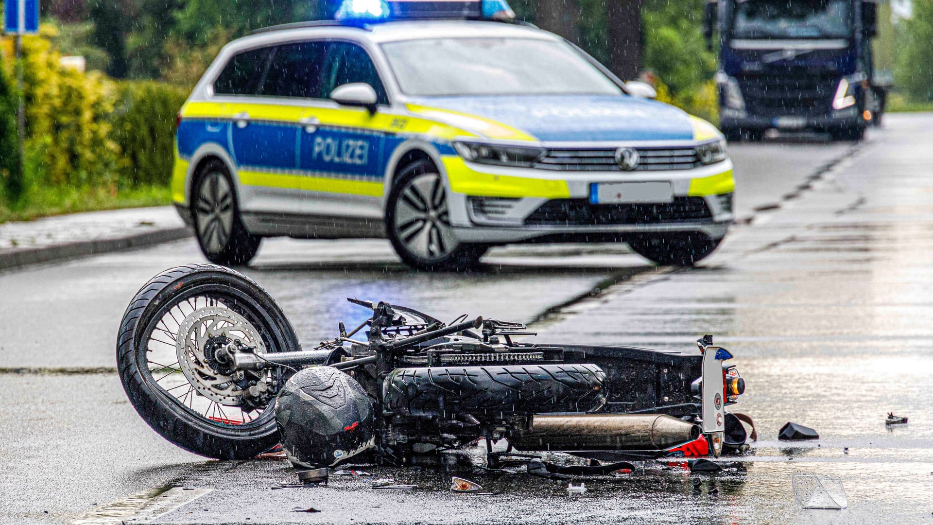 Ein verunglücktes Motorrad liegt auf der Straße (Symbolbild): In Wennigsen ist es zu einem tragischen Unfall gekommen. Ein verunglücktes Motorrad liegt auf der Straße (Symbolbild): In Wennigsen ist es zu einem tragischen Unfall gekommen.