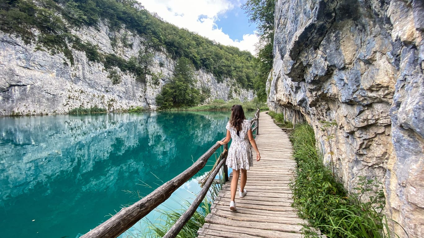 Unberührte Natur mit beeindruckenden Wasserfällen entdecken: In Kroatien ist's möglich!