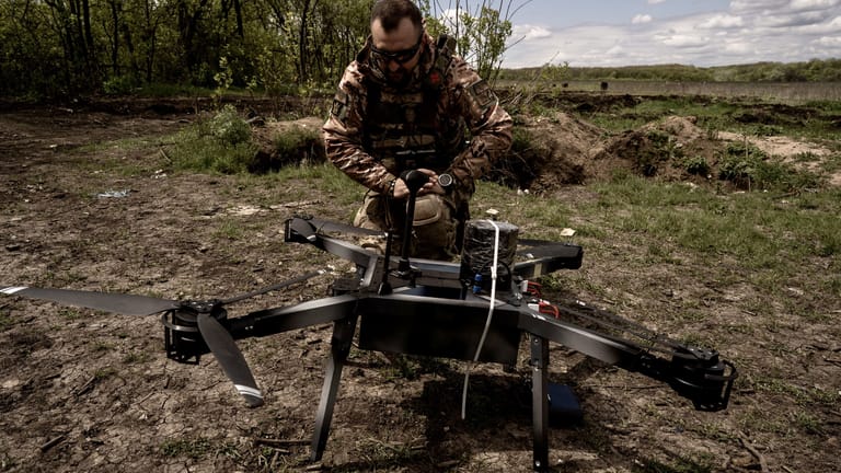 Ukrainischer Soldat mit Drohne: Die Überwachung des Luftraumes ist auch im Kampf um Bachmut von entscheidender Bedeutung (Archivbild).