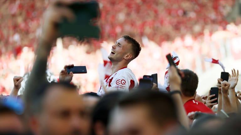 Sasa Kalajdzic genießt nach dem Sieg gegen den 1. FC Köln das Bad in der Menge: Nach dem Platzsturm wurde auch er umringt von tausenden Fans.