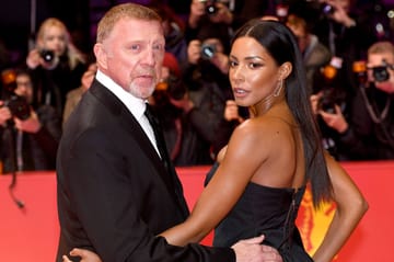 Boris Becker con la compagna Lilian de Carvalho Monteiro: la coppia sembra a suo agio sul tappeto rosso.