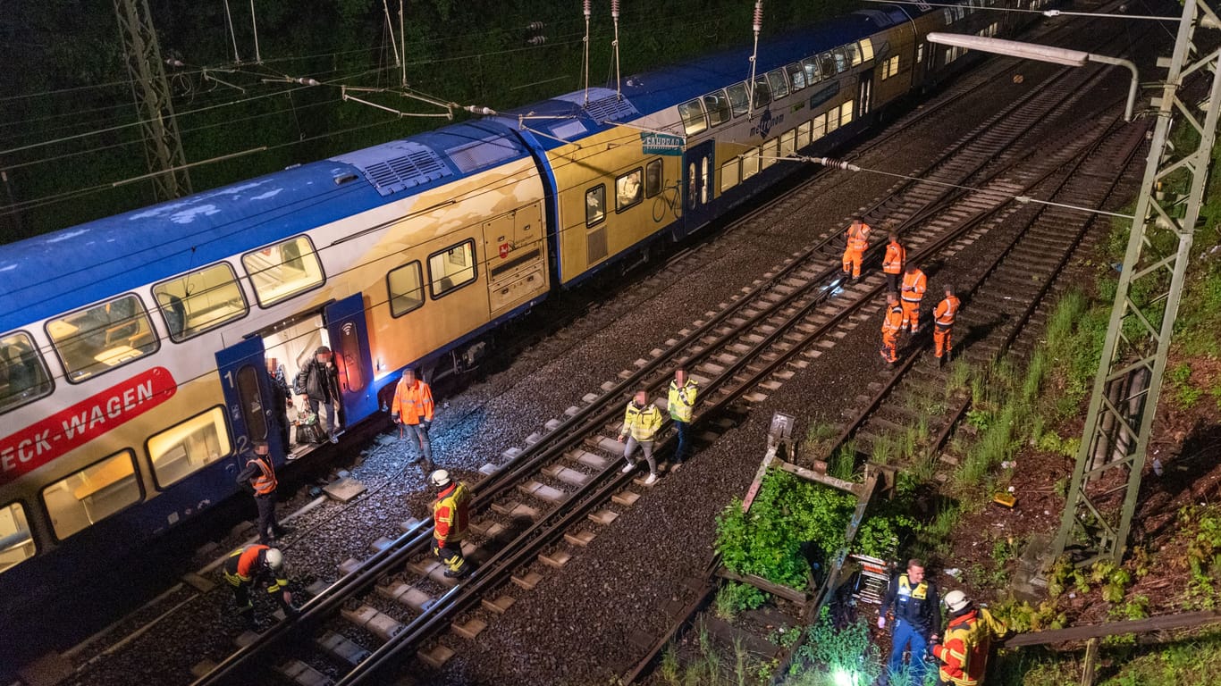 Reisende mussten stundenlang im Zug bleiben: Wieso der Metronom aufs falsche Gleis geleitet wurde, ermittelt nun die Bundespolizei.