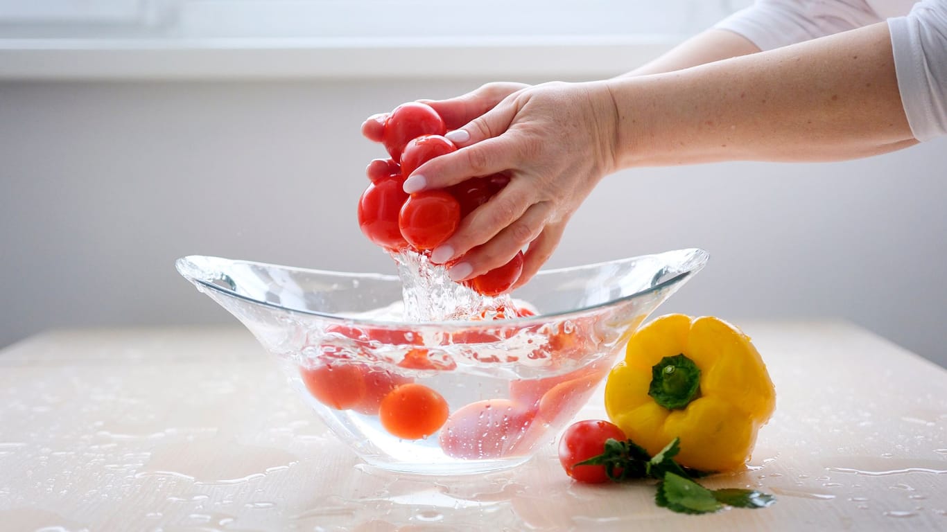 Waschen Sie Ihr Gemüse in einer Schüssel, statt es unter laufenden Wasser zu halten.
