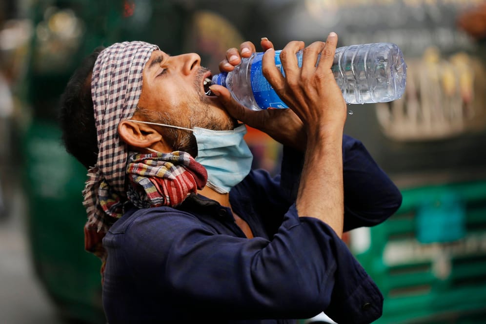 Ein Mann in Bangladesh trinkt aus einer Wasserflasche: Mitte April erlebte die gesamte Region eine außergewöhnliche Hitzewelle.