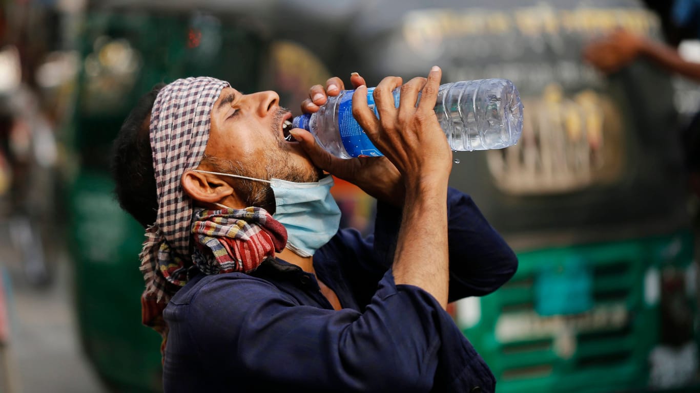 Ein Mann in Bangladesh trinkt aus einer Wasserflasche: Mitte April erlebte die gesamte Region eine außergewöhnliche Hitzewelle.