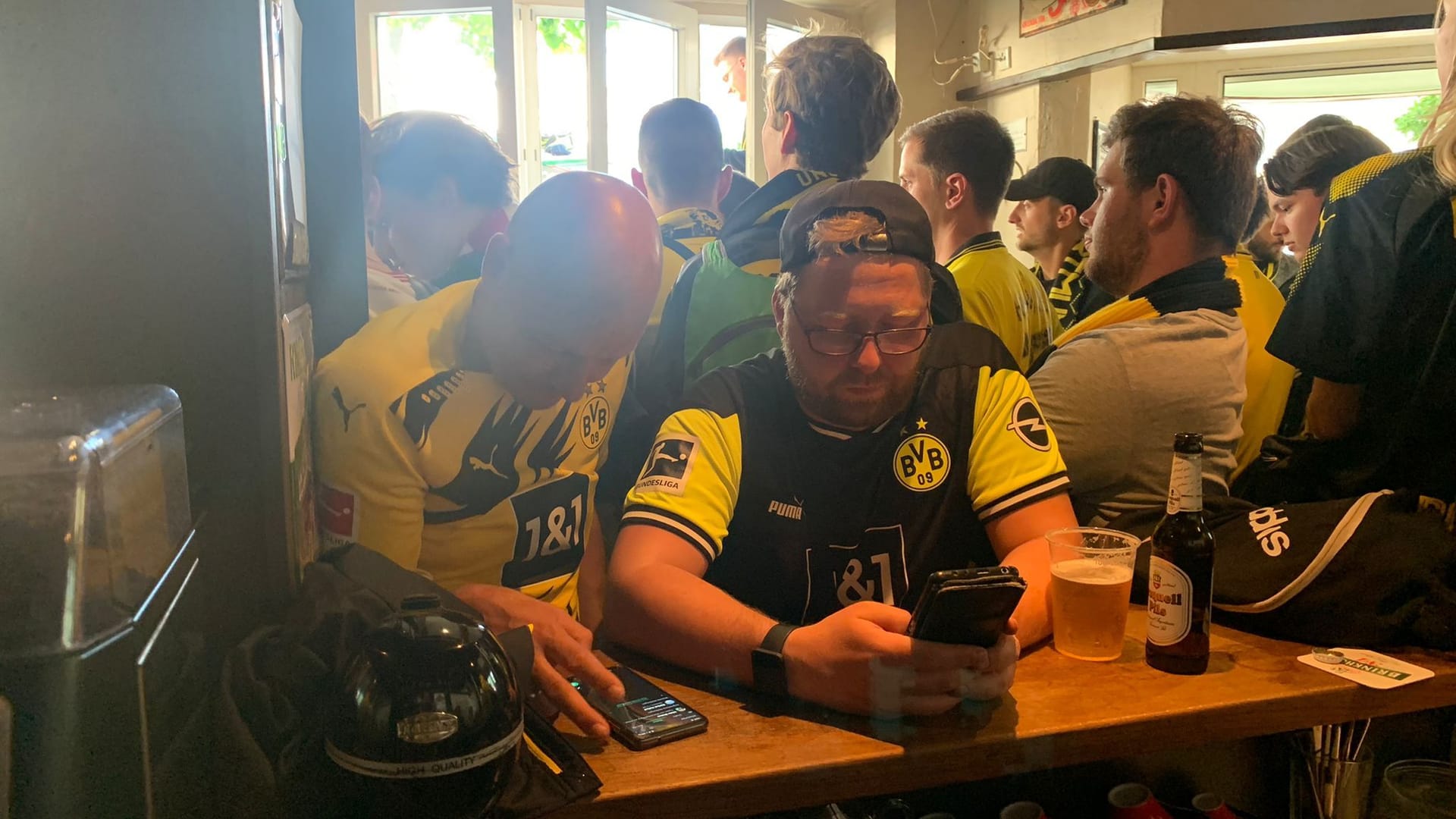 Fans während der Halbzeitpause: Auf den Handys wird die Tabelle verglichen.