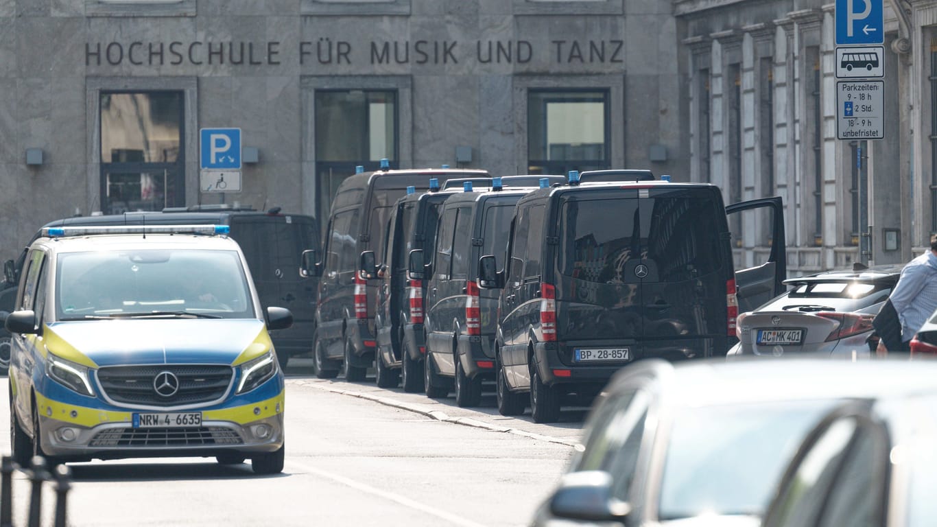 Die Polizei patrouilliert vor der Verleihung des Internationalen Karlspreises an Wolodymyr Selenskyj in der Aachener Innenstadt.