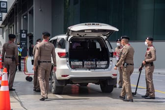 Thailändische Polizisten bei einer Fahrzeugkontrolle (Symbolbild): In Bangkok soll ein Mann einen Taxifahrer gebeten haben, bei der Entsorgung einer Leiche zu helfen.