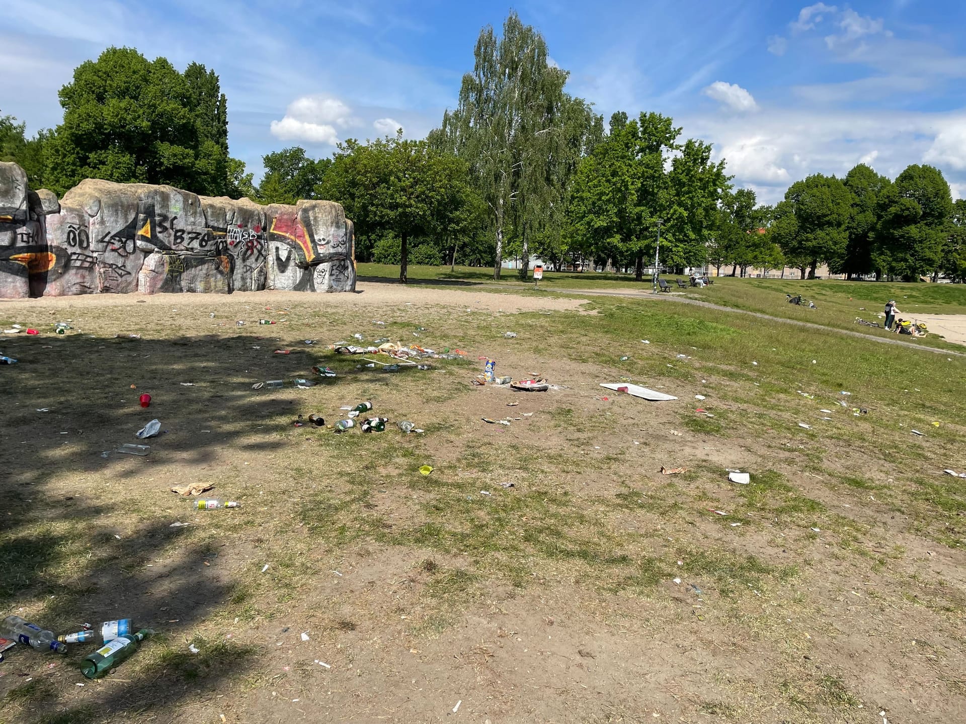 Flaschen, Scherben, Plastiktüten: Der ganze Volkspark ist nach dem Vatertag zugemüllt.