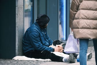 Obdachloser auf der Straße (Symbolbild): Mehrere Stellen bieten Hilfe bei der Wohnungssuche.