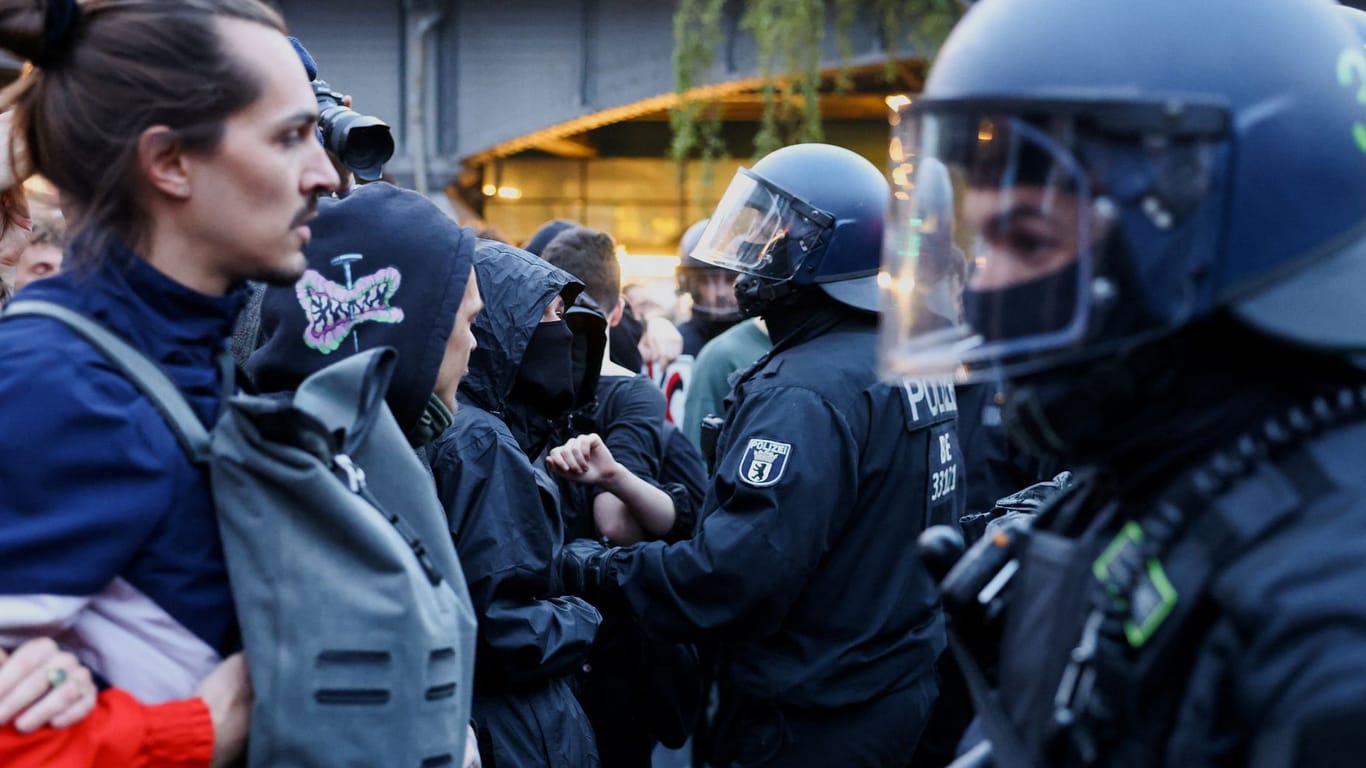 Demonstrierende und Einsatzkräfte (Archivbild): Die Polizei will die Vorfälle prüfen.