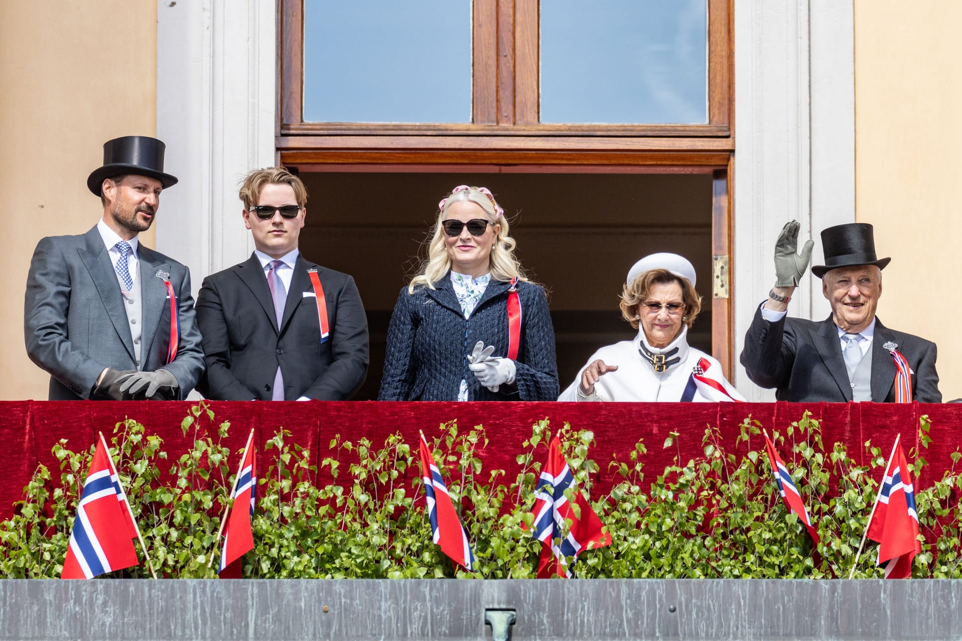 Die norwegische Königsfamilie: Prinz Haakon, Prinz Sverre Magnus, Prinz Mette-Marit, Königin Sonja und König Harald V.