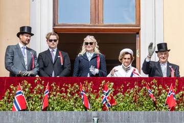 Den norske kongefamilien: Prins Haakon, Prins Sverre Magnus, Prins Mette-Marit, Dronning Sonja og Kong Harald V.