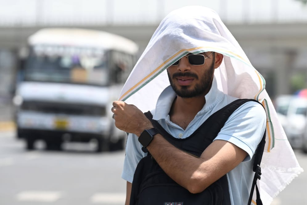 Ein Mann in Indien versucht, sich vor der Hitze zu schützen: April und Mai sind die heißesten Monate des Jahres in Indien – dennoch fielen in etlichen Städten die Temperaturrekorde.