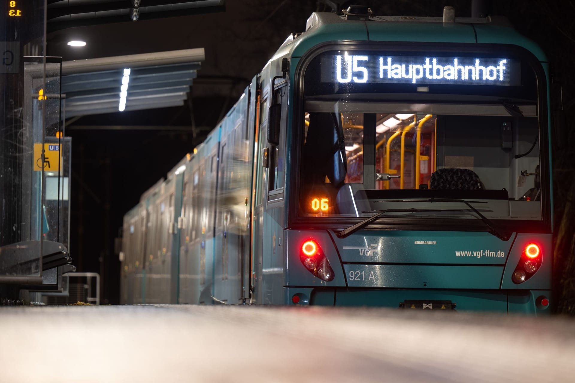 Eine Frankfurter U-Bahn (Archivbild): Beim Thema Pünktlichkeit schneiden die Bahnen in Frankfurt im Vergleich zu anderen deutschen Großstädten am schlechtesten ab.