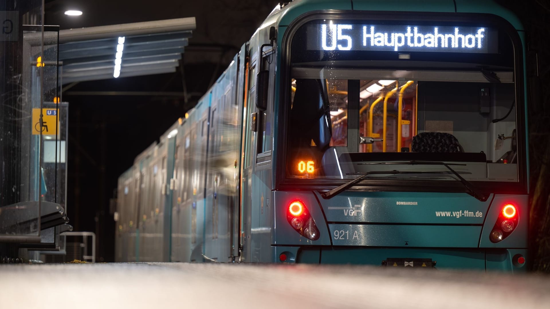 Eine Frankfurter U-Bahn (Archivbild): Beim Thema Pünktlichkeit schneiden die Bahnen in Frankfurt im Vergleich zu anderen deutschen Großstädten am schlechtesten ab.