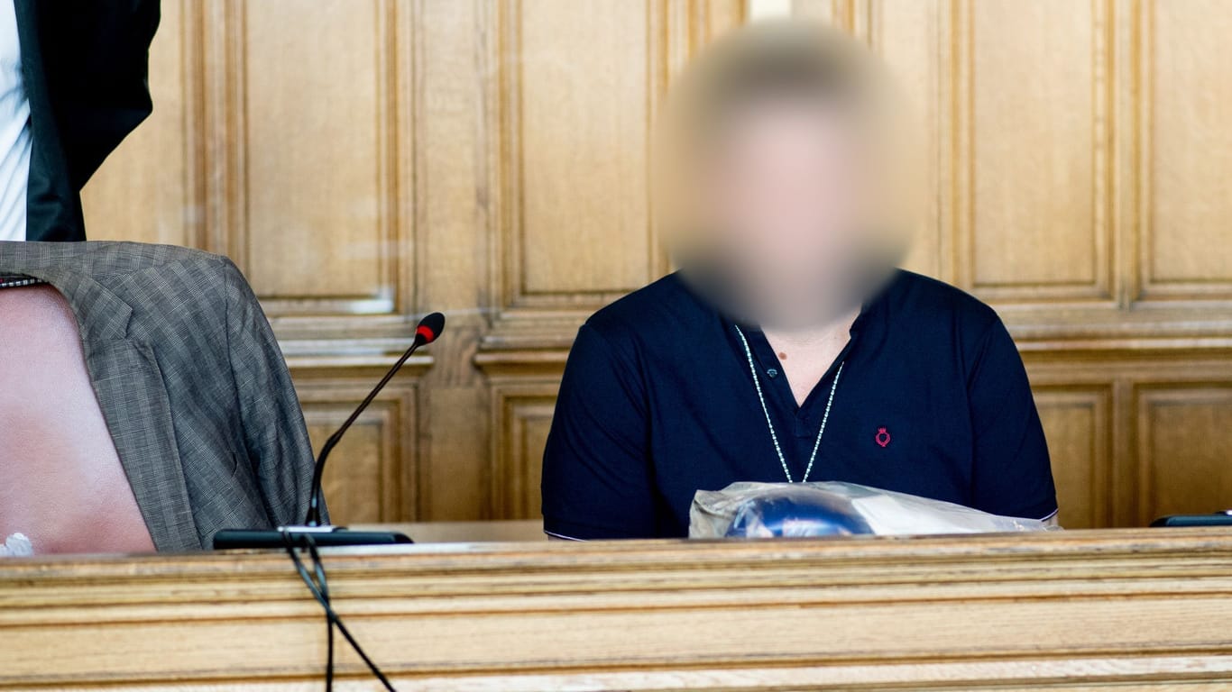 Der 47-jährige Angeklagte sitzt im Landgericht Bremen (Archivfoto): Dem Mann wird vorgeworfen, seine Ehefrau betäubt, erwürgt und zerstückelt zu haben.