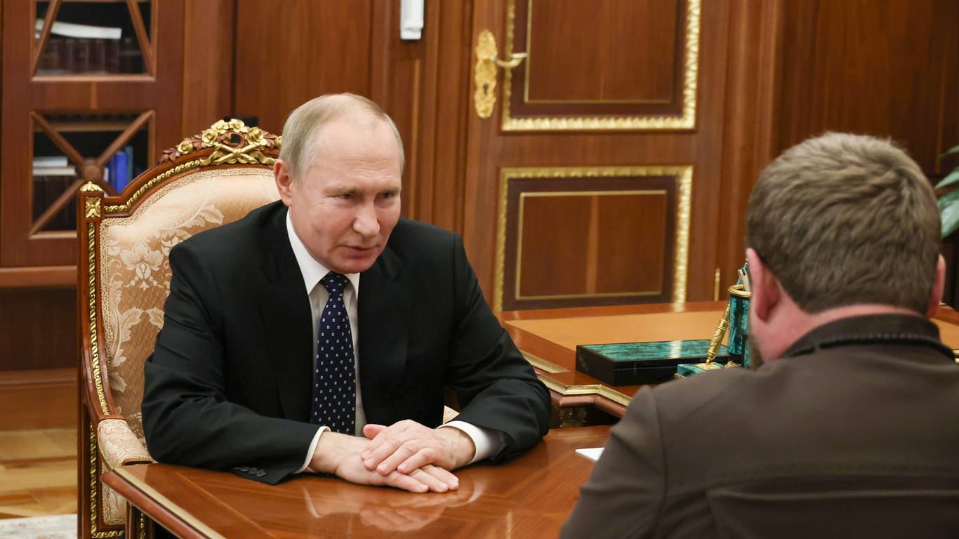 Ramzan Kadyrow zu Besuch im Kreml (Archivbild): Der tschetschenische Diktator pflegt beste Kontakte zu Wladimir Putin (l.).