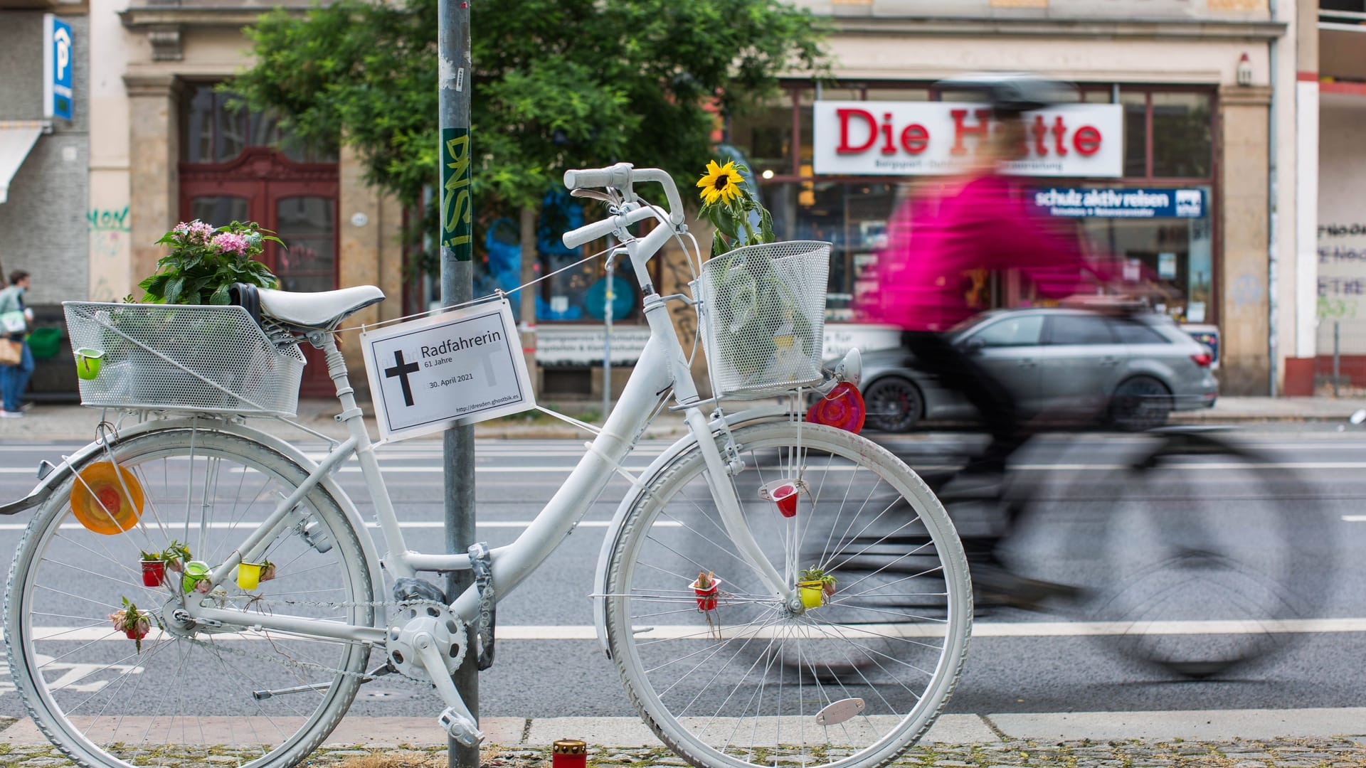 Geisterfahrrad an der Ecke Bautzner Straße und Weintraubenstraße, dort starb am 30. April ein Fahrradfahrerin bei einem Unfall