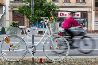 Geisterfahrrad an der Ecke Bautzner Straße und Weintraubenstraße, dort starb am 30. April ein Fahrradfahrerin bei einem Unfall