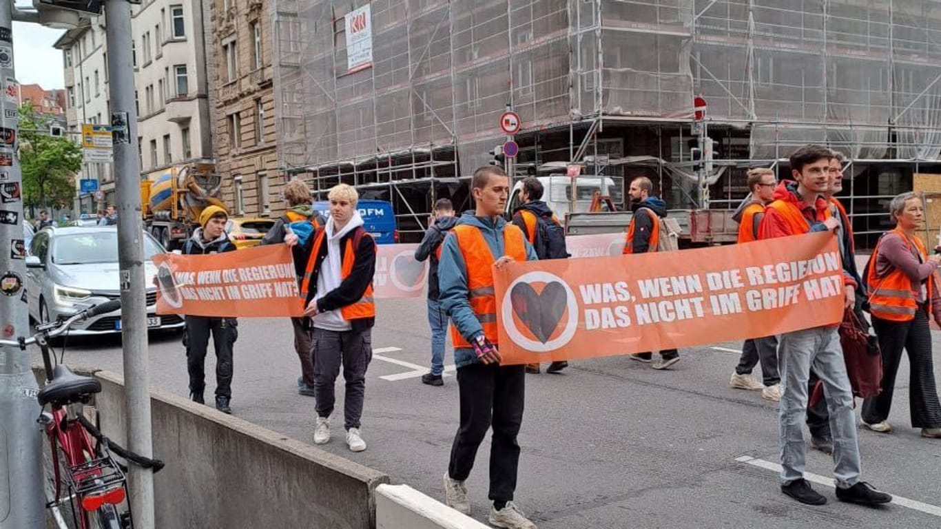 Protestmarsch über die Hauptstätter Straße in Stuttgart: Die Aktivisten der "Letzten Generation" stören am Mittwochmorgen den Berufsverkehr in der Innenstadt.