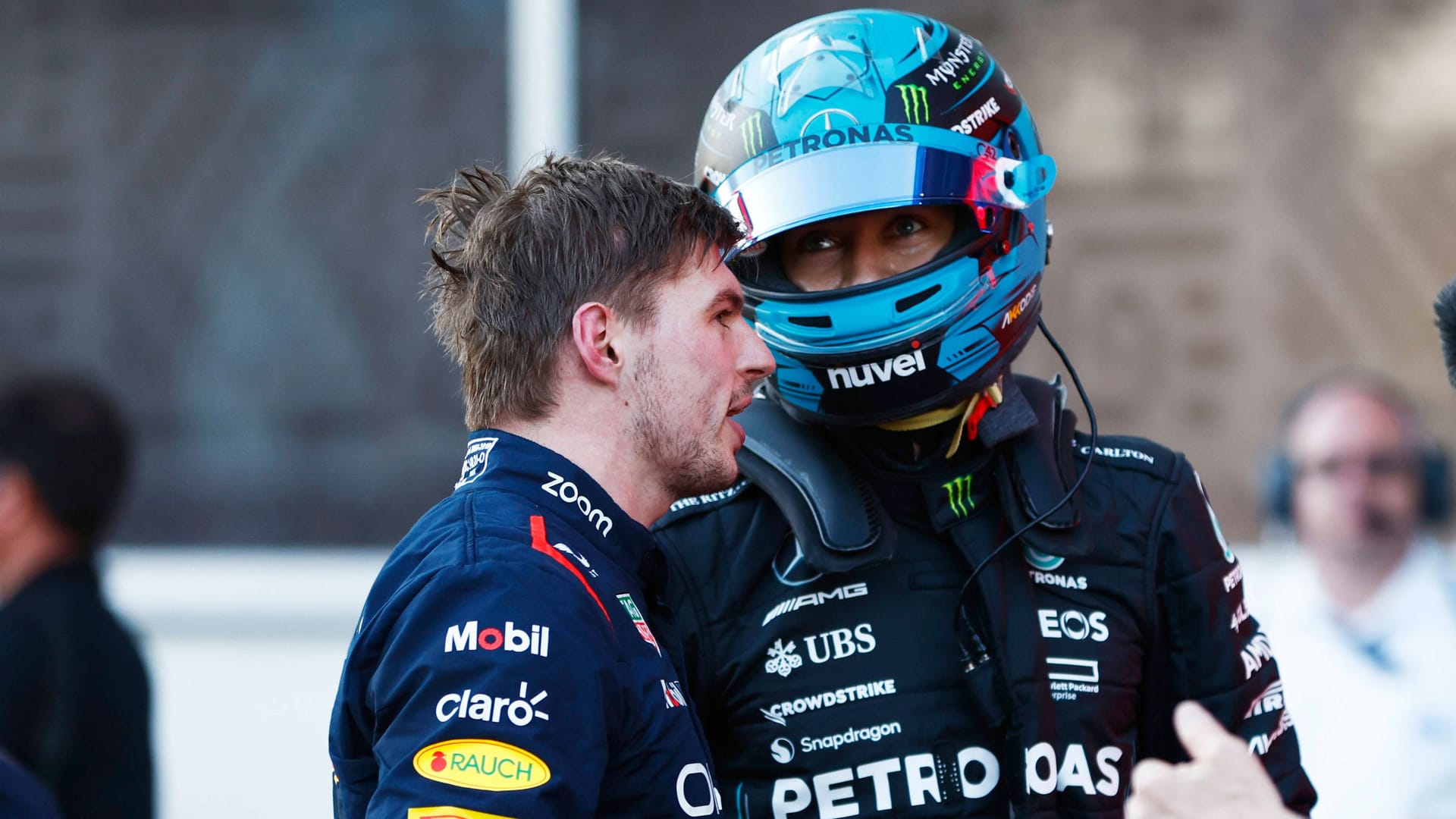 George Russell und Max Verstappen (l.) nach dem Sprintrennen in Baku: Die Fahrer gerieten aneinander.