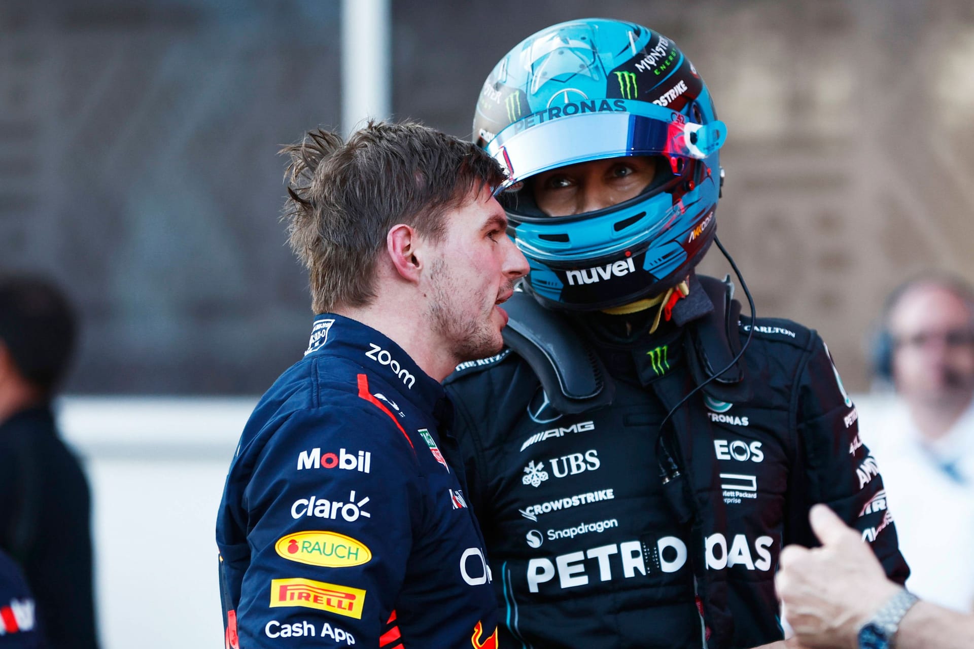 George Russell und Max Verstappen (l.) nach dem Sprintrennen in Baku: Die Fahrer gerieten aneinander.