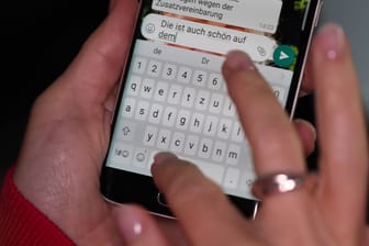 Eine Frau nutzt WhatsApp (Symbolfoto): Zwei Frankfurter sollen für zehntausende Betrugsfälle mit der Chat-App verantwortlich sein.