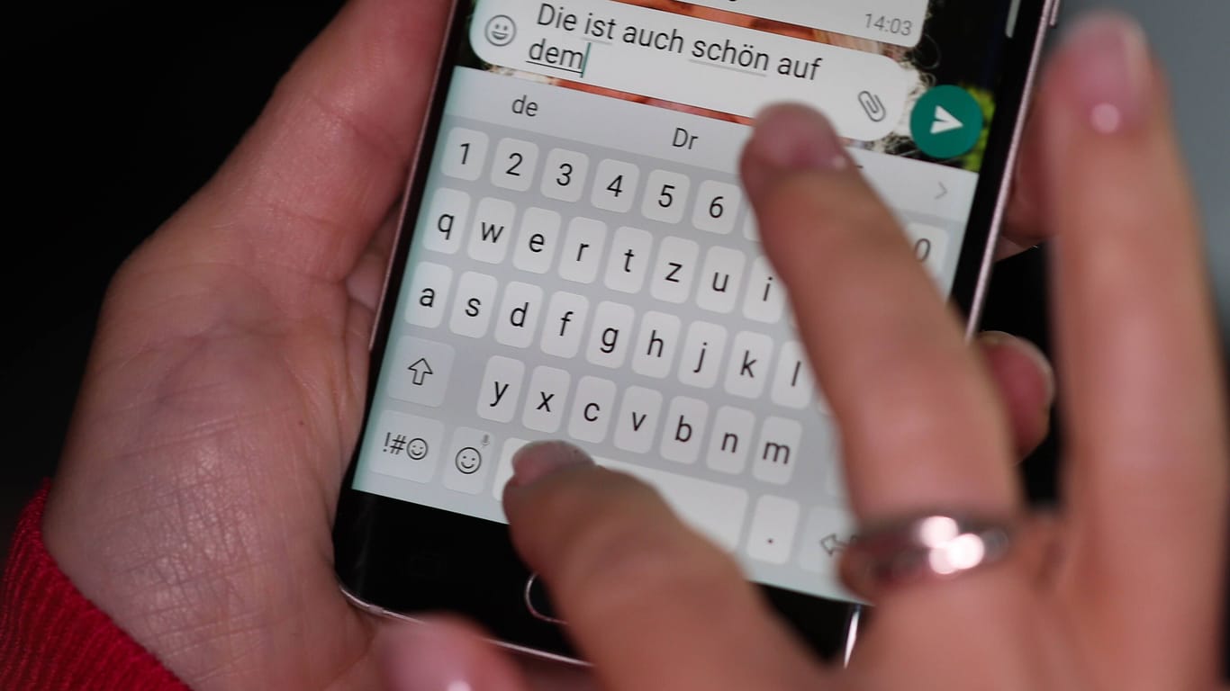 Eine Frau nutzt WhatsApp (Symbolfoto): Zwei Frankfurter sollen für zehntausende Betrugsfälle mit der Chat-App verantwortlich sein.