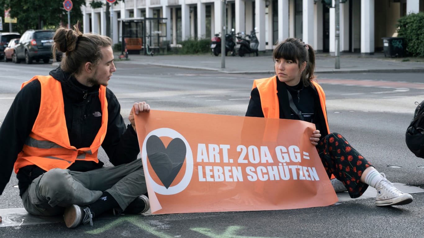 Sprechern Carla Hinrichs (rechts) bei einer Blockade der "Letzten Generation" in Berlin: