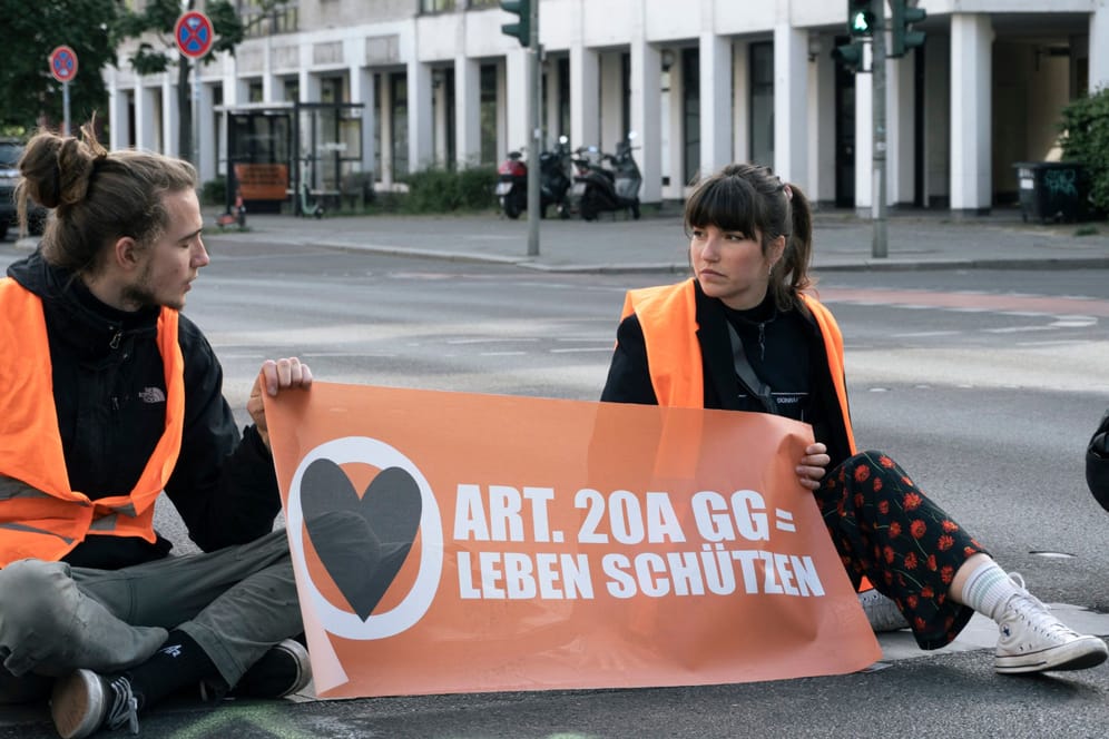 Sprechern Carla Hinrichs (rechts) bei einer Blockade der "Letzten Generation" in Berlin: