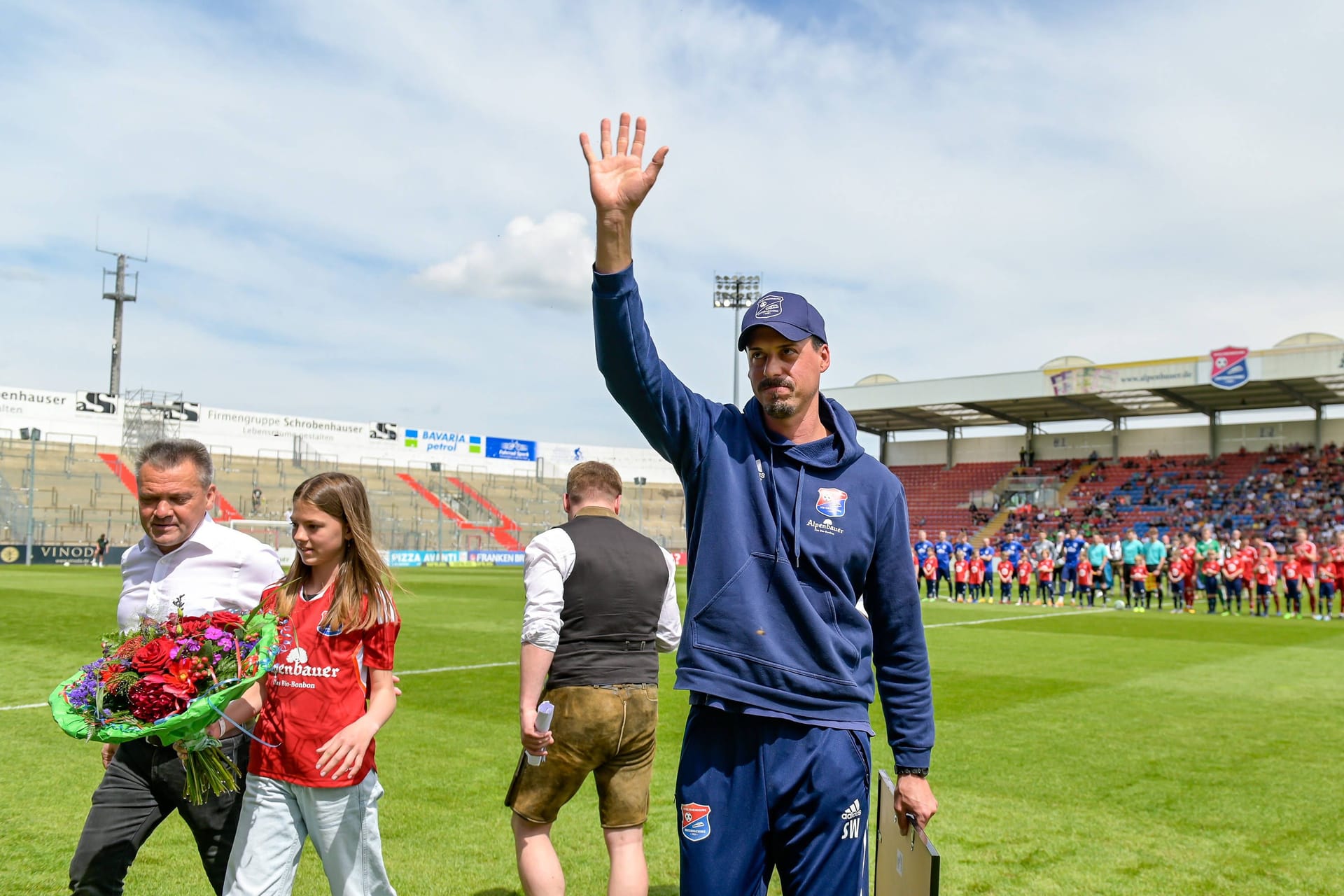 Verabschiedet wurde der Ex-Bayern-Stürmer Sandro Wagner bereits (Archivbild): Doch jetzt soll es doch noch um die Relegation gehen.