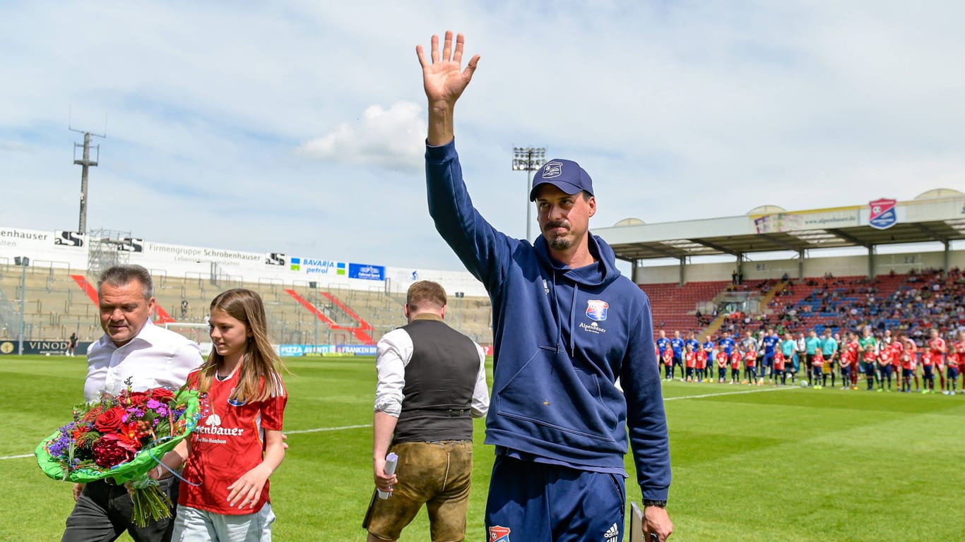 Verabschiedet wurde der Ex-Bayern-Stürmer Sandro Wagner bereits (Archivbild): Doch jetzt soll es doch noch um die Relegation gehen.