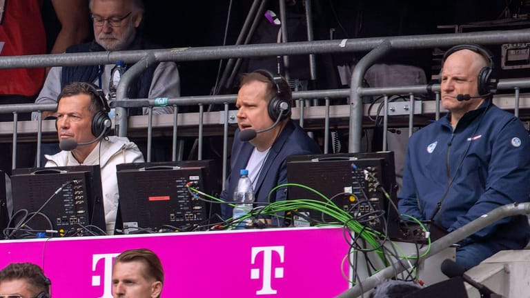Vor einer Woche beim Topspiel der Bayern gegen Leipzig: Morhardt neben Sky-Kommentator Wolff-Christoph Fuss und Lothar Matthäus (v. r.).