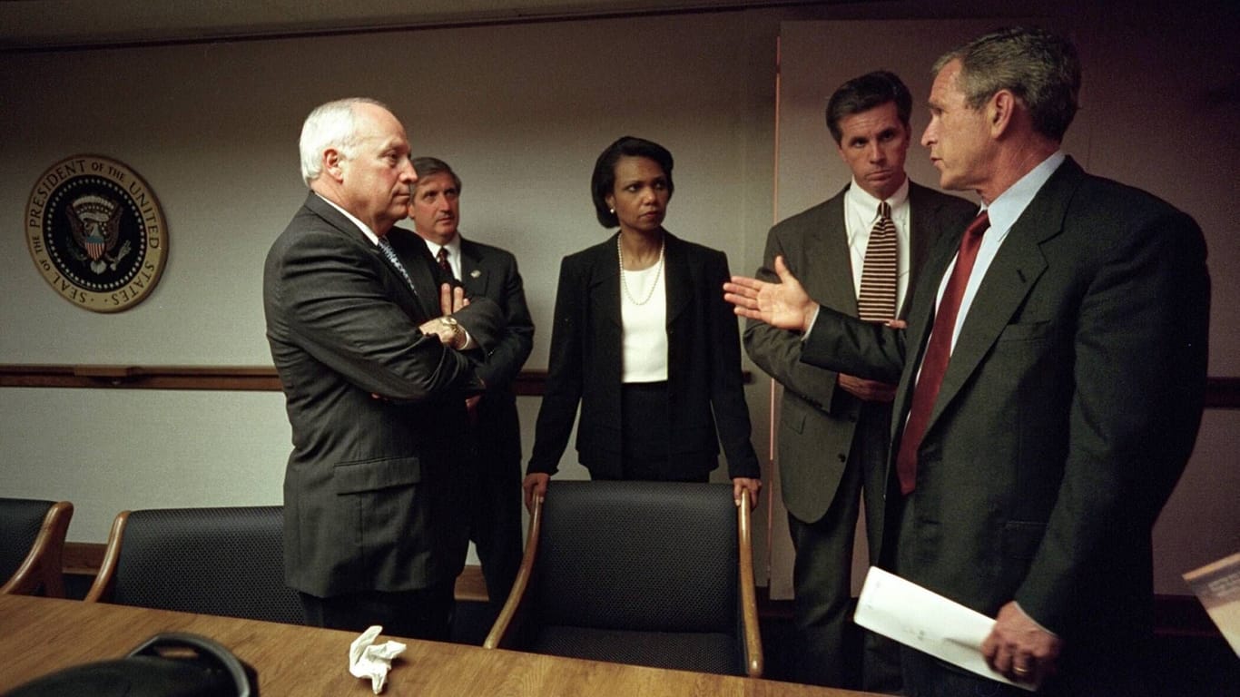 Ausnahmebedrohung am 11. September 2001: US-Präsident George Bush (rechts), Sicherheitsberaterin Condoleezza Rice (mittig) und Vize-Präsident Dick Cheney im Sicherheitsbunker.