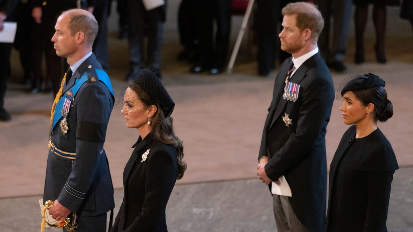 Einst waren sie die "Fab Four": Harry und Meghan bei den Trauerfeierlichkeiten der Queen hinter William und Kate.