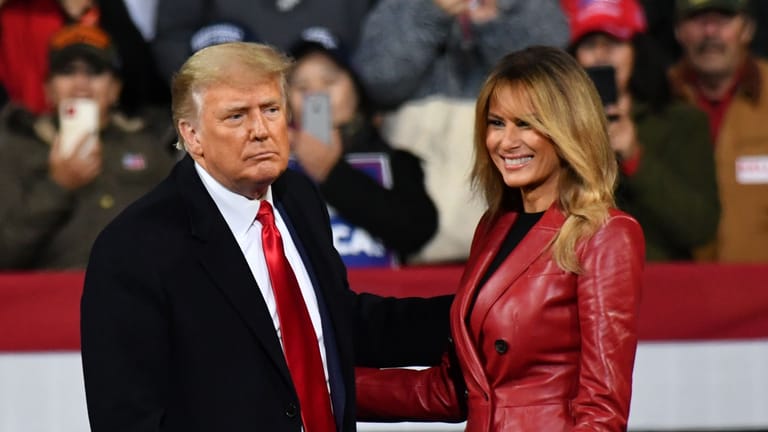 Trumps Ehefrau Melanie hat ihrem Mann bislang offenbar alle Fehltritte verziehen. Sie steht nach wie vor an der Seite des Ex-Präsidenten.