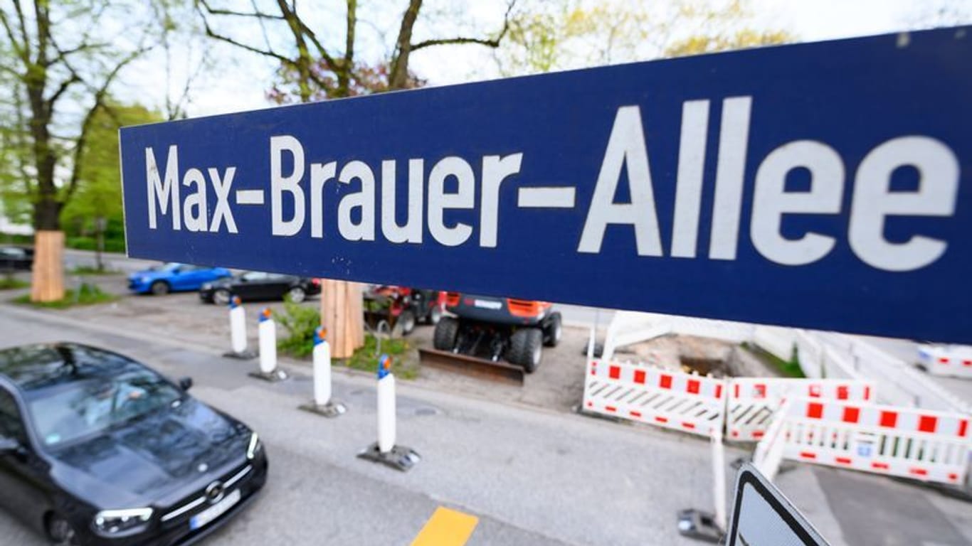 Ein Straßenschild der Max-Brauer-Allee: Das Dieselfahrverbot zur Luftreinhaltung auf der Hamburger Max-Brauer-Allee soll noch in diesem Jahr fallen.