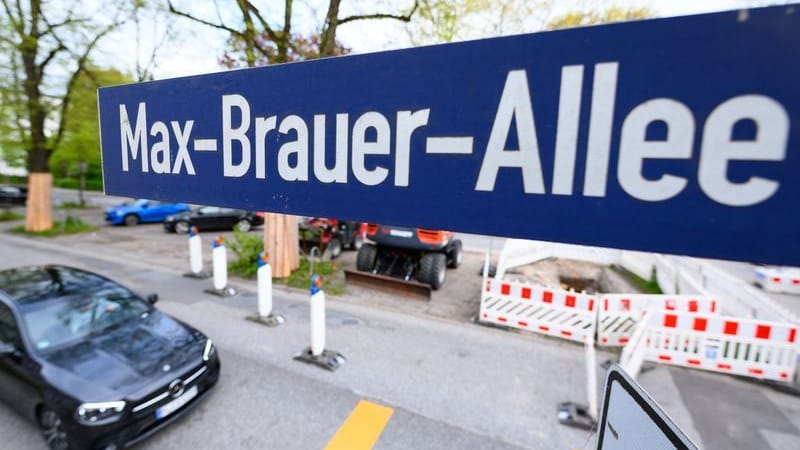 Ein Straßenschild der Max-Brauer-Allee: Das Dieselfahrverbot zur Luftreinhaltung auf der Hamburger Max-Brauer-Allee soll noch in diesem Jahr fallen. Ein Straßenschild der Max-Brauer-Allee: Das Dieselfahrverbot zur Luftreinhaltung auf der Hamburger Max-Brauer-Allee soll noch in diesem Jahr fallen.