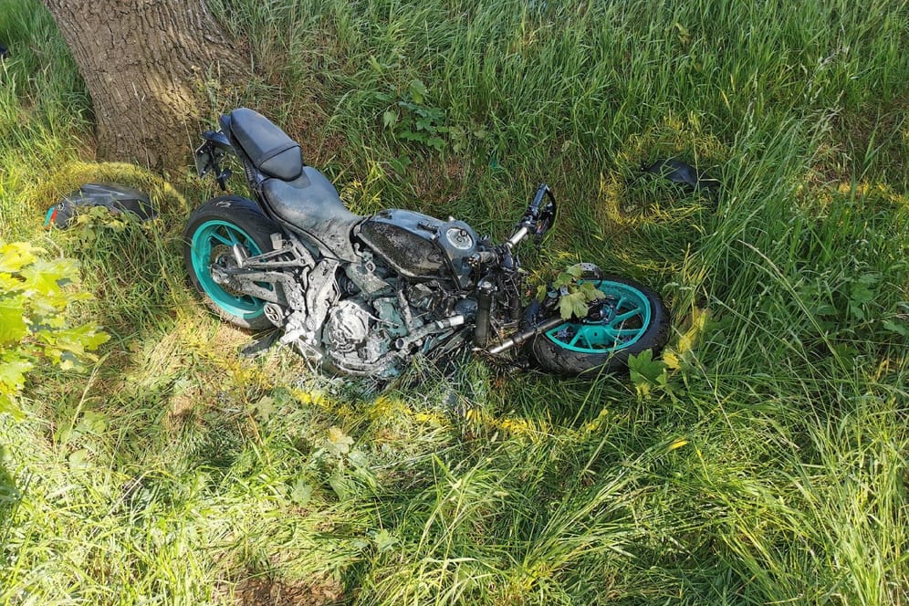 Ausgebranntes Motorrad: Für den Fahrer kam jede Hilfe zu spät, er starb noch an der Unfallstelle.