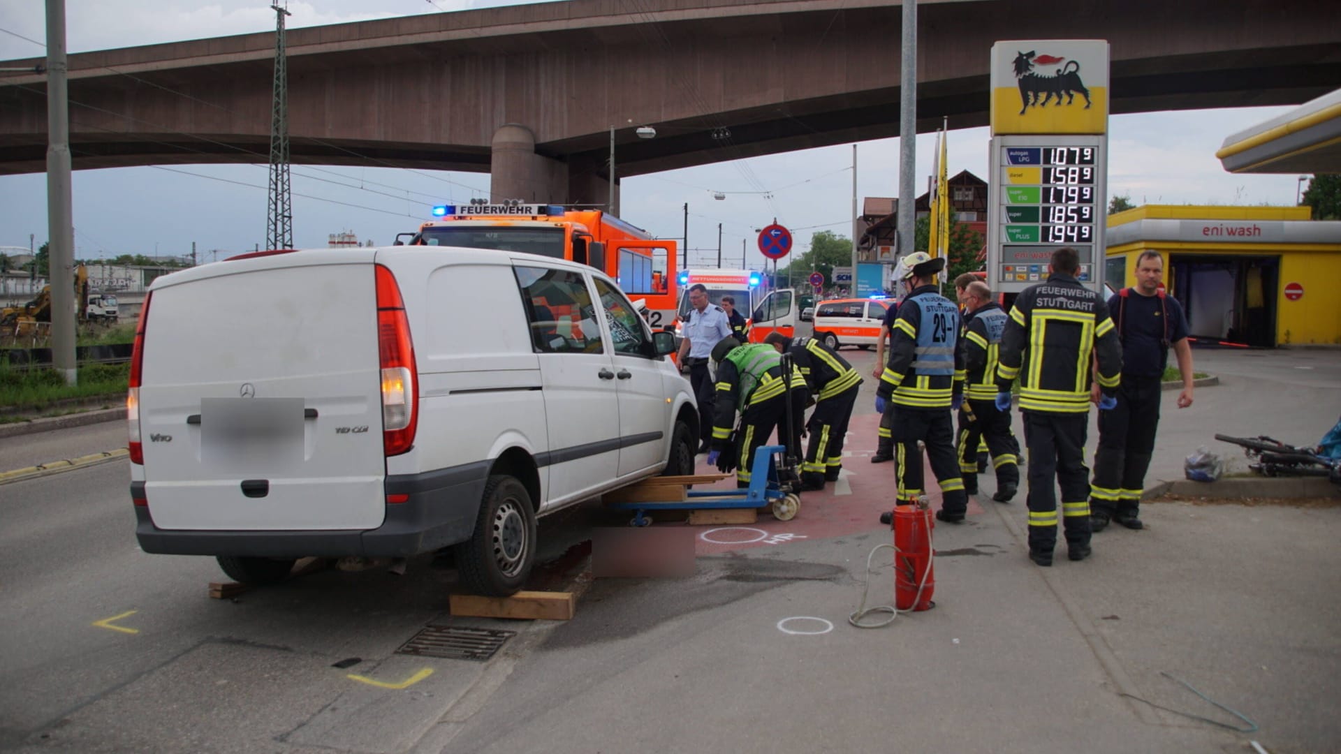 Der Transporter, von dem der 66-Jährige erfasst wurde (Symbolbild): Mit einem Wagenheber befreiten Ersthelfer den Mann nach seinem Unfall mit dem Rad. Der Transporter, von dem der 66-Jährige erfasst wurde (Symbolbild): Mit einem Wagenheber befreiten Ersthelfer den Mann nach seinem Unfall mit dem Rad.