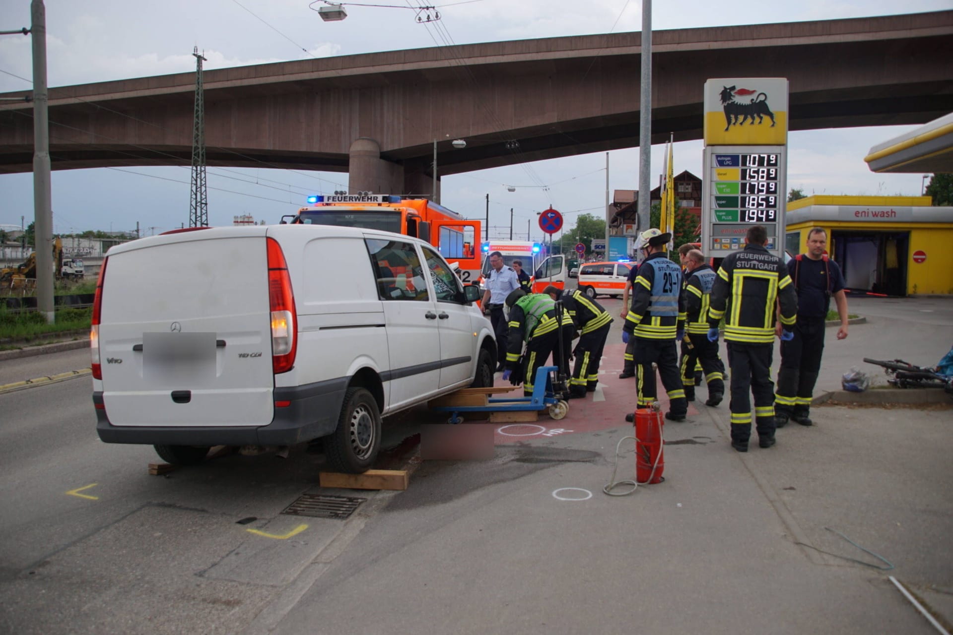 Der Transporter, von dem der 66-Jährige erfasst wurde (Symbolbild): Mit einem Wagenheber befreiten Ersthelfer den Mann nach seinem Unfall mit dem Rad.