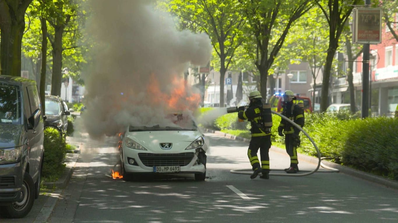 Feuer im Peugeot: Einsatzkräfte löschten das Auto auf der Fahrbahn.