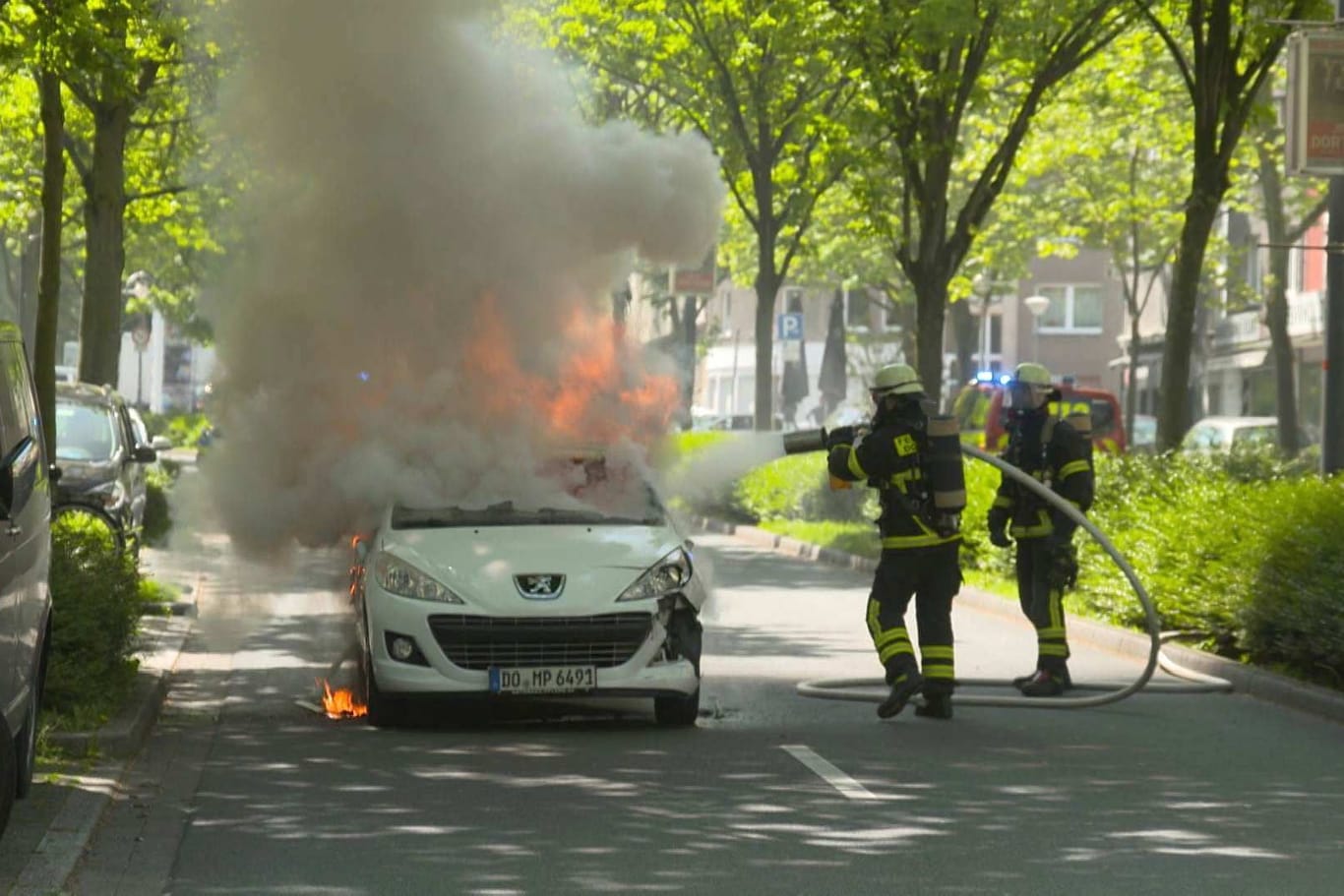 Feuer im Peugeot: Einsatzkräfte löschten das Auto auf der Fahrbahn.