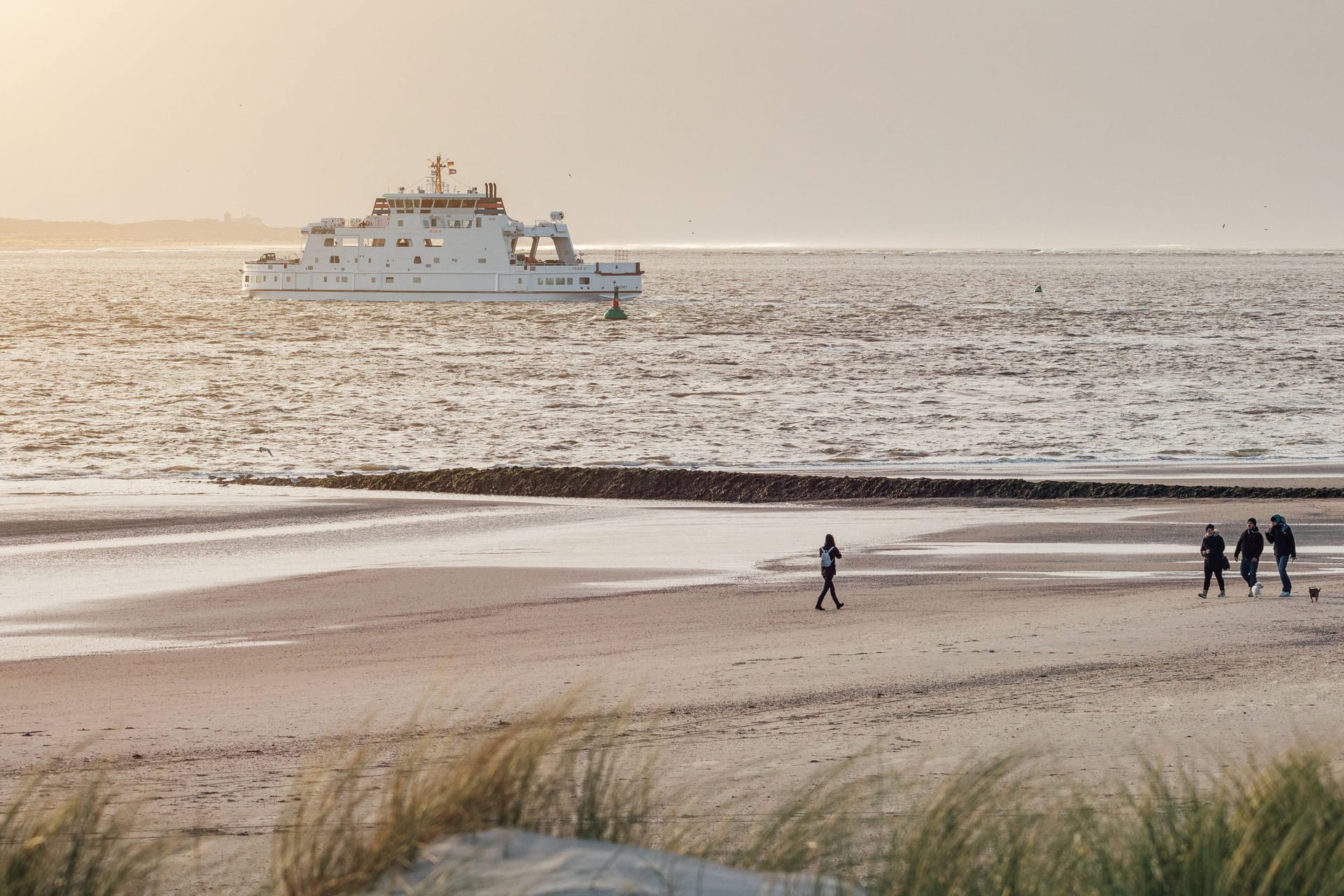 Eine Fähre fährt durch die Nordsee (Archivfoto): Die neue Fähre täglich bis zu sechs Mal zwischen Harlesiel und Wangerooge verkehren.