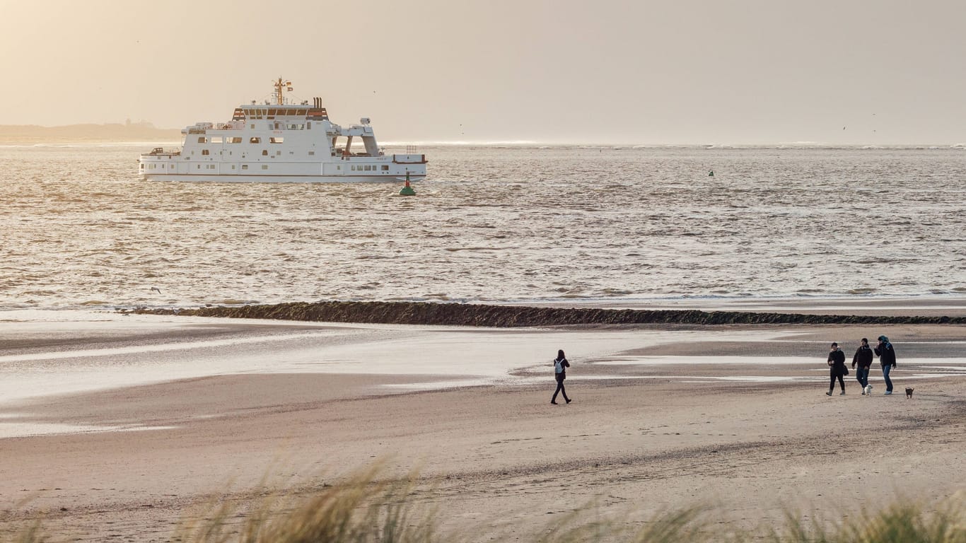 Eine Fähre fährt durch die Nordsee (Archivfoto): Die neue Fähre täglich bis zu sechs Mal zwischen Harlesiel und Wangerooge verkehren.
